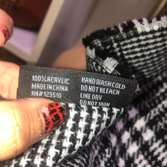 Charlotte Daniel NWOT! Plaid  Fringe Scarf - Picture 7 of 8